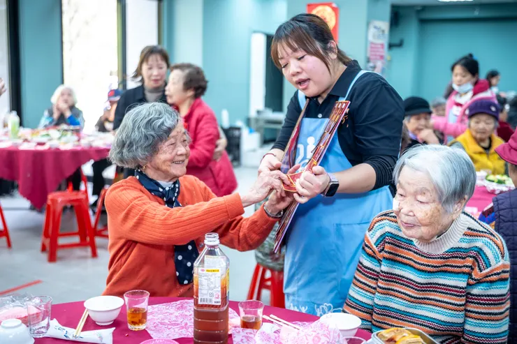 長輩開心抽獎，有吃又有禮物可拿，各個笑得合不攏嘴。