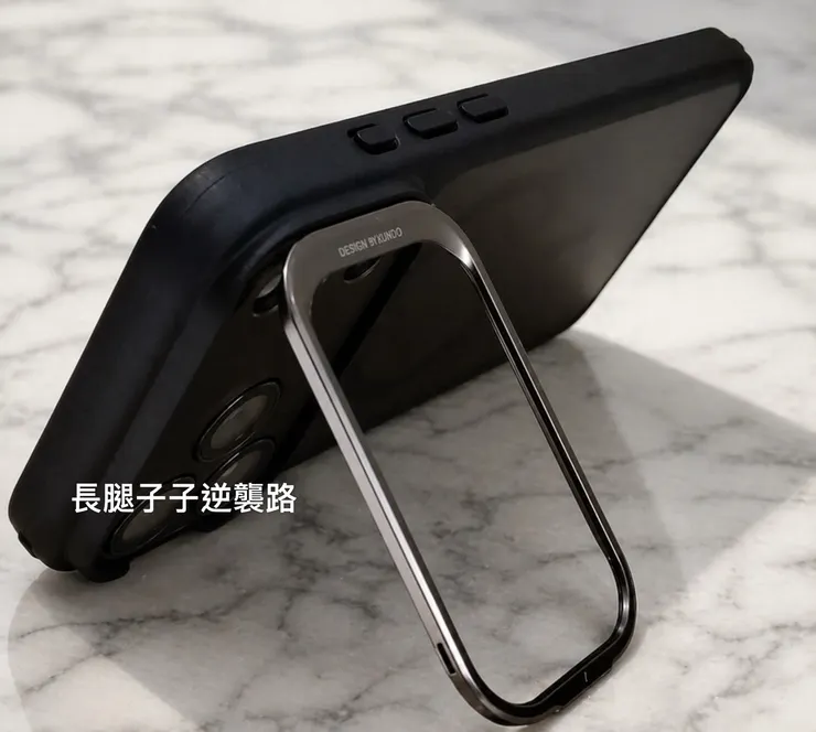可以保護鏡頭又可以當支架，根本一舉兩得😍