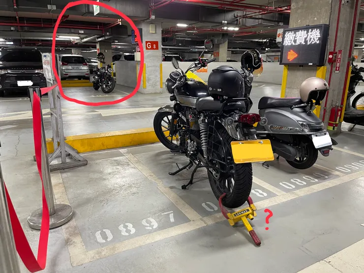 台灣最諷刺的交通現況：體積差不多的機車，只因為排氣量超過250cc，停機車格就是違法要罰要鎖車，停汽車格浪費大量空間付出更多個人成本卻是「守法公民好棒棒」。這樣指鹿為馬的荒謬，到底還要持續多久？