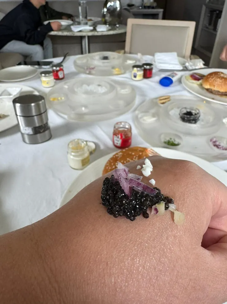 正宗的魚子醬吃法，就著手背吃