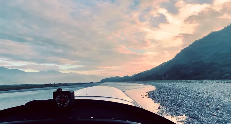 體驗超低空飛行,越接近地面感受的速度越快,目前時速160公里 I攝影:Sunnyah