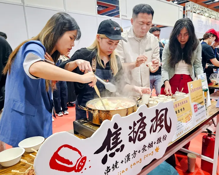 圖說：「乳香漢方串串鍋」濃醇回甘，讓現場試吃過的眾人瘋狂敲碗門市開賣！（資料來源：焦糖楓）