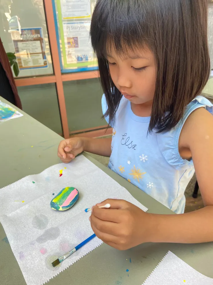 細膩作畫的女兒