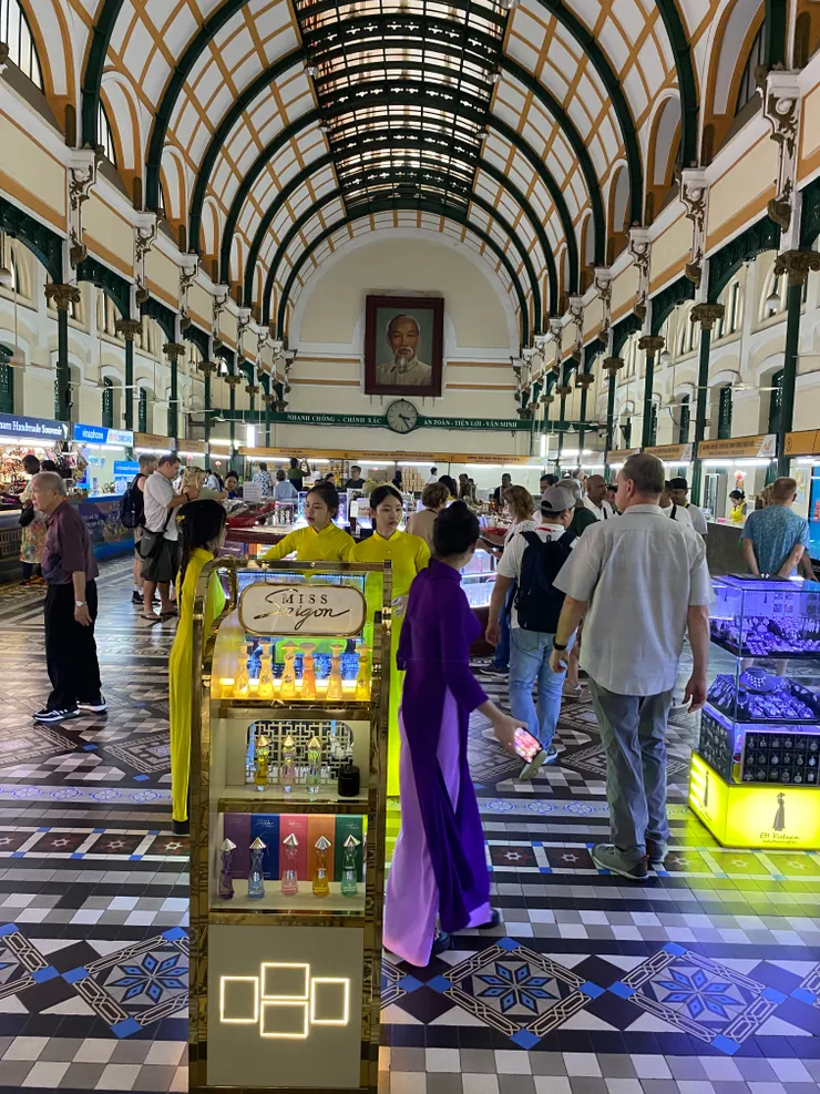 我總是堅持要在這仍在營業的百年郵局寫明信片