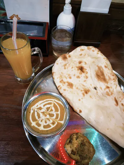 在日本的印度咖哩，吃很有嚼勁的現烤囊餅