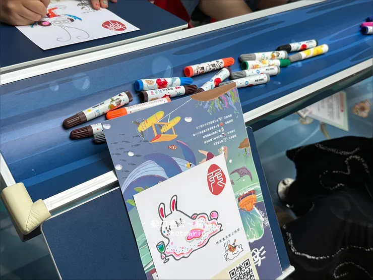 現場備有很多彩色筆、也有桌子讓孩子直接坐下來慢慢畫。