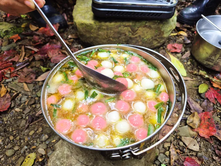 南門巿場的湯圓軟嫩Q彈，佐楓紅大景，真是人間一大享受。