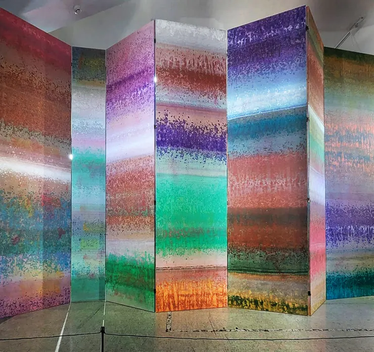 積吶虹光，〈青天白日滿地「虹」樓〉，壓克力顏料、紙，320 X 320 X 320 cm。