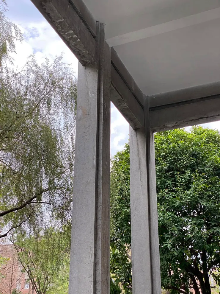 像木結構卡榫概念的車寄柱子