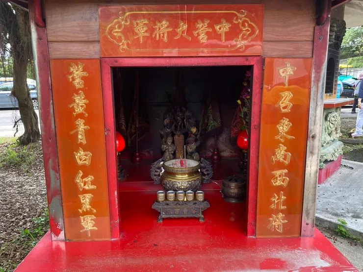 五營大將軍類似現在的警衛室，是宮廟重要的兵將，保護廟境或村莊的重要護法神 一般會在宮廟五方各設置一營，這裡則是五尊擺在一起