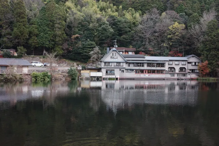 靜謐的湖泊，可惜這時間來看沒有像魚鱗的金色光影