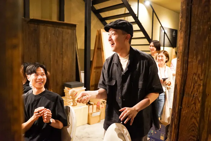 日本樂迷邀請團員挑戰劍玉，團員順利完成。