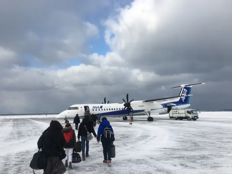 回札幌的飛機，對，非常正的，自己走在跑道上這架螺旋槳飛機。