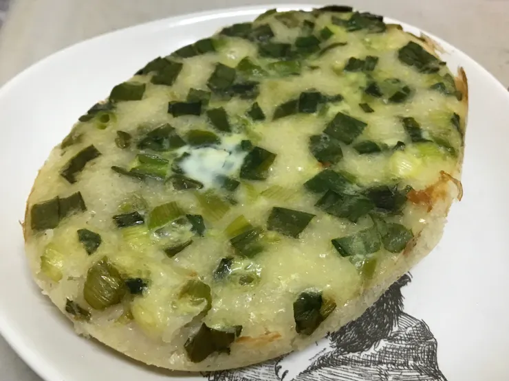 第三個麵包（上面塗到沒打散的蛋白所以有一塊白白的）