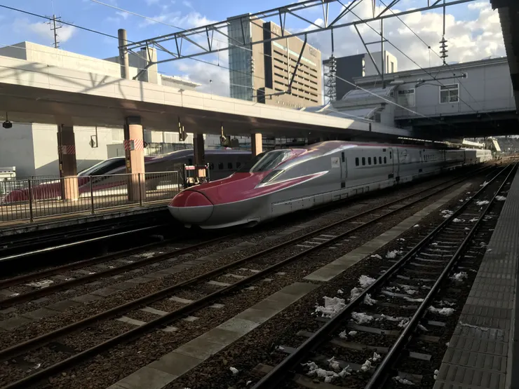 秋田新幹線的E6列車,在盛岡~秋田區間是以在來線特急的方式營運