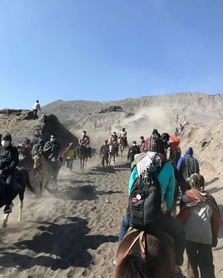 騎馬到布羅莫火山口