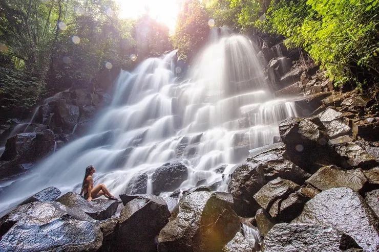 有名的Kanto Lampo瀑布並不是一個自然形成的瀑布，是因為蘇巴克灌溉系統的水溢出而形成