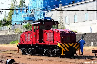 凸凸的電車是懷舊的車輛外觀