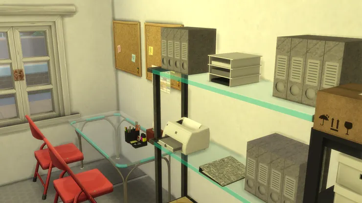 再裏面就是桌子。員工會在這裏吃飯或者寫文件。