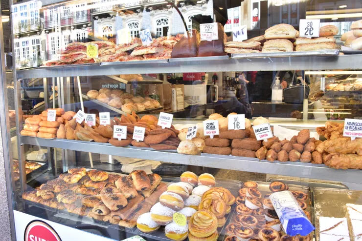 葡萄牙的咖啡廳，烘焙小點品項豐富價格實惠（照片非本日早餐消費之咖啡廳）。