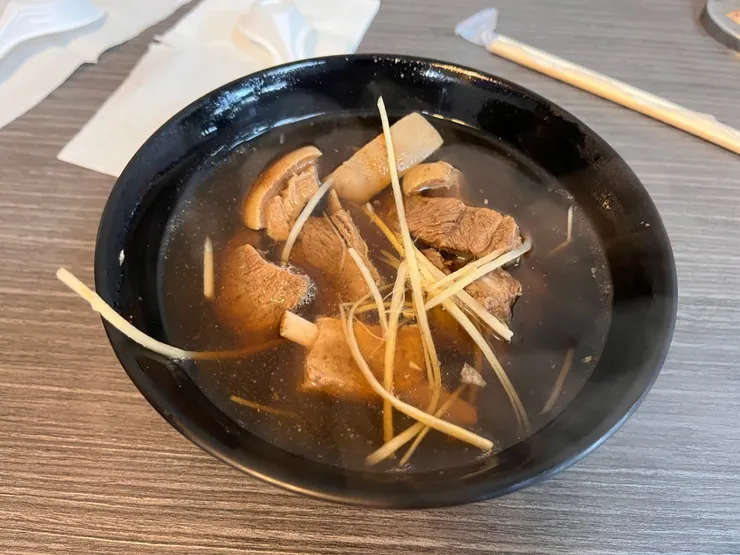 帶皮羊肉湯。
