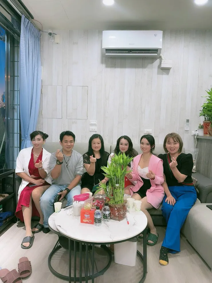 林立蘅負責人與客人、團隊合照