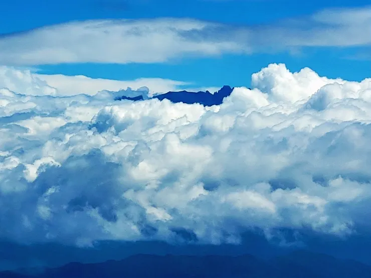 ▲飛行進入馬來西亞領空，雲端之上隱約可以看見神山的山體