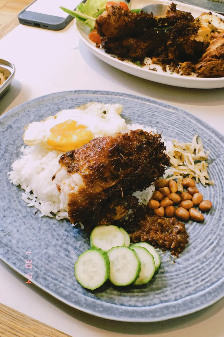 椰子風味飯與特色香料雞(圖片來源:本文作者)