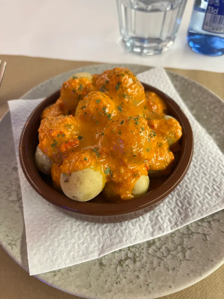 大加納利島的馬鈴薯配上特有的mojo醬，超 好 吃!