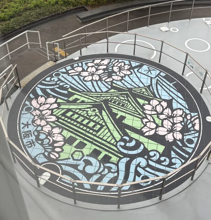 從三樓向下看，就可以看到超大型的大阪下人孔蓋！