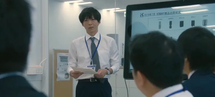 慎二一直面有難色腦中不斷浮現小凪會有危險的畫面，最後下班還是去找小凪