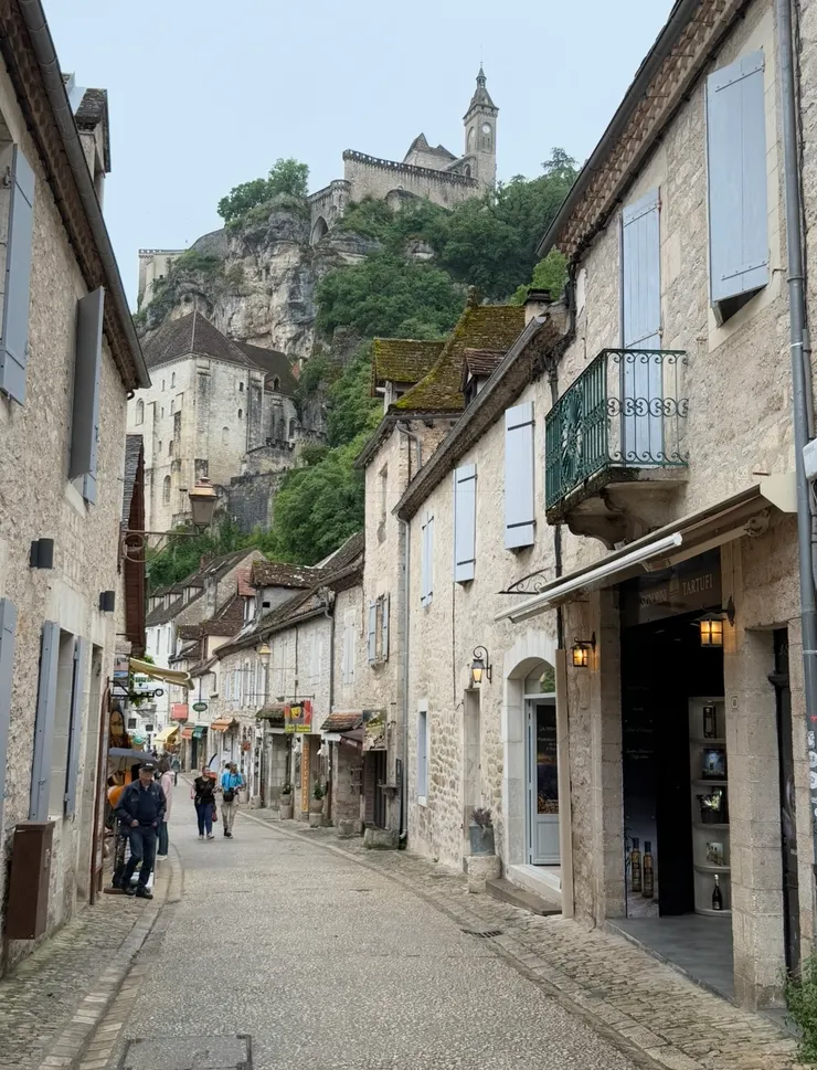 10:30的時候，遊客開始出現在大街上