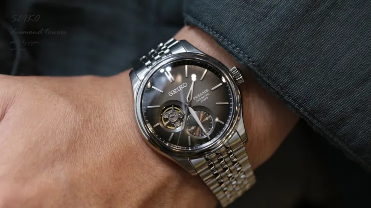 直徑40.2mm 不鏽鋼錶殼／24小時顯示／6R5J自動上鍊（手上鍊）機芯，動力儲存72小時／藍寶石水晶鏡面，透明底蓋／防水100米