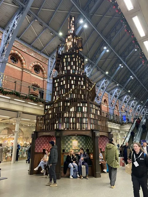 由三千八百本書堆砌的聖誕樹，大家只要打開連結便可清楚詳情。 