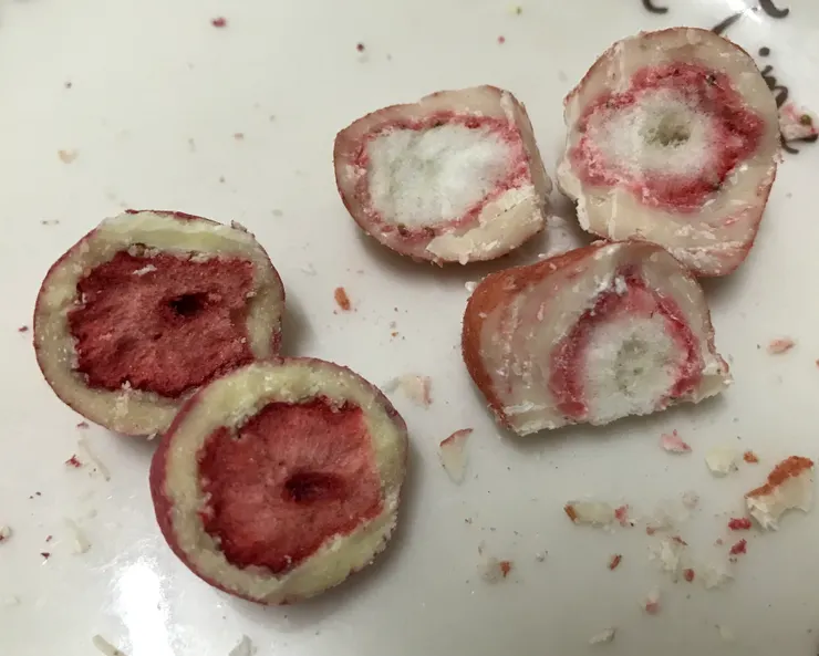 草莓凍乾巧克力剖面，左邊是義美的，右邊是LeTAO的，草莓凍乾裡面的顏色不一樣