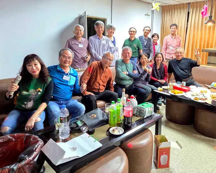 【馬鞍山Ｋ歌廠長親侍爾後成絕響！唱罷來個大合照。桌上可見高啟準備的台啤，只銷了2瓶，那一罈白瓷高粱，是民宿學長贈送的，完全没開，只是拿出來照相。】