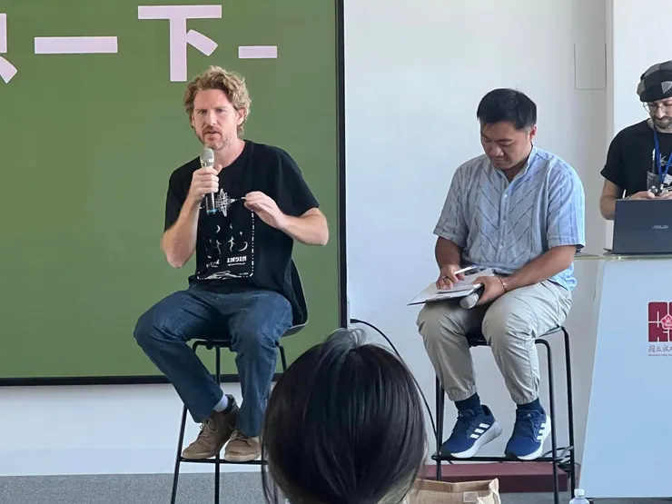 與談人Daniel Davies 旁邊是英文同步口譯Ljlus