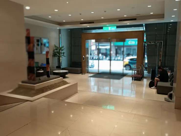 飯店大廳很寬敞,還放置很多椅子給大家坐著休息、聊天。