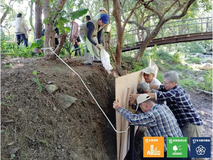 開始堆土與在旁隨時監顧板模的承載狀況,並及時做補強的工作
