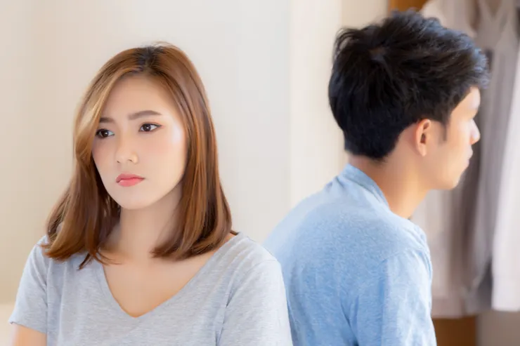 熱戀中的男女很容易被甜言蜜語所包圍，看不見最真實的部分