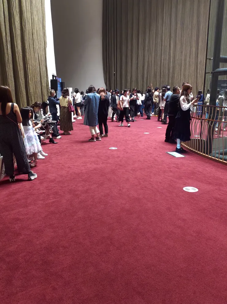 這是中場休息的人潮