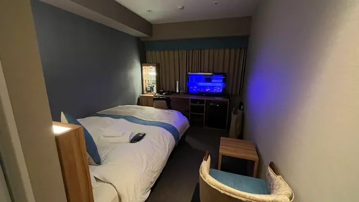 有不少東西，但沒感覺特別小。