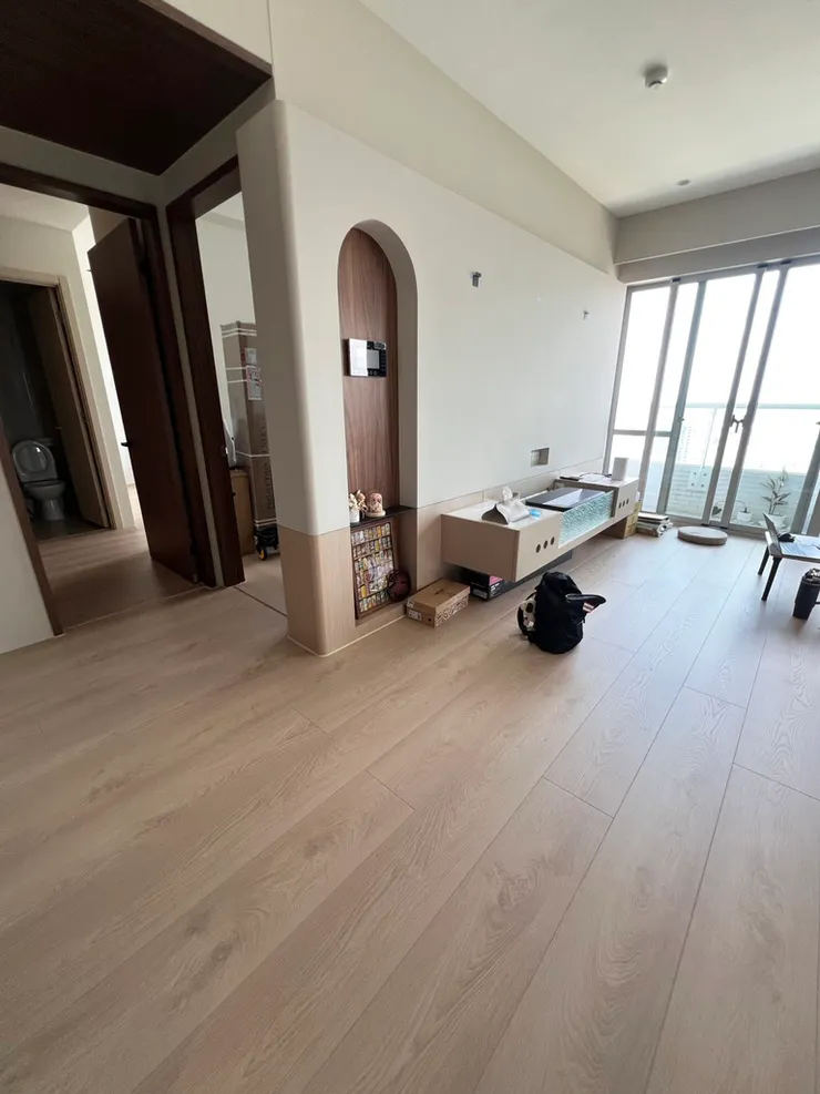 室內走道木地板延伸視覺，莊園橡木的中性色調營造出低調且舒壓的居住質感