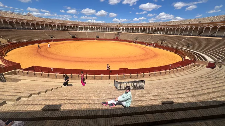 鬥牛場是圓形無遮蔽的封閉空間， 跟羅馬圓形劇場很相似。