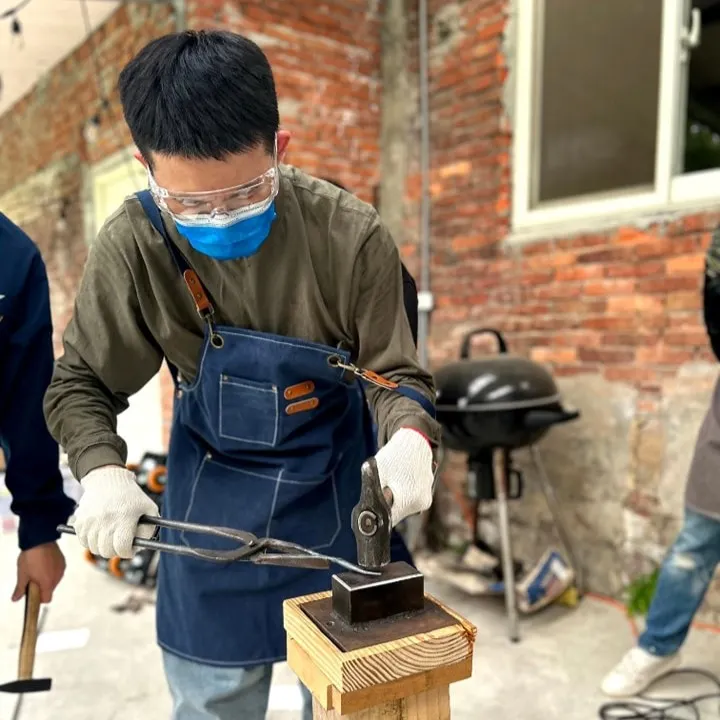 本次的新工具夥伴：小型木柱砧與箭頭鉗！ Photo Via：繹心山房