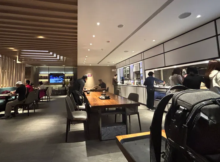 跟當年一樣地長桌，一樣還在這裡。