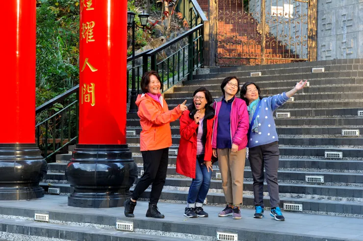 【四美在山門下擺POSE】