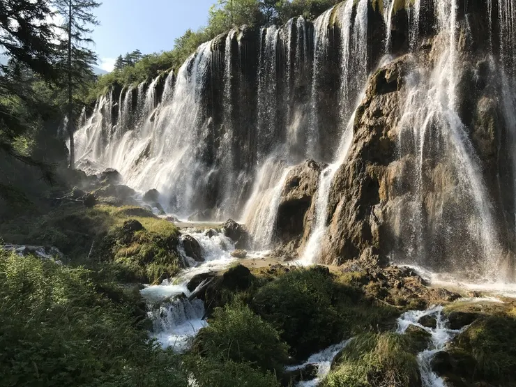 我在2017年7月27日拍攝的諾日朗瀑布,可惜它在8/8因強震崩塌如下圖,但目前據網路消息,九寨溝景區已全面開放,諾日朗瀑布亦已恢復。