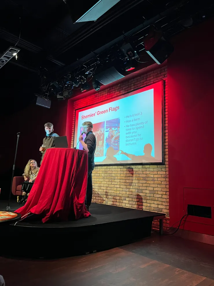 以好友的視角出發，讓觀眾更認識舞台上尋找另一半的主角 (Joy 攝於Laughter Lounge )