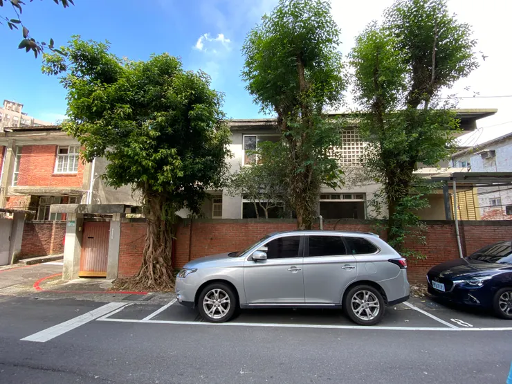 化南新村採雙拼兩層樓設計，呈現1960年代盛行的現代主義風格，外觀低調簡約重視實用功能